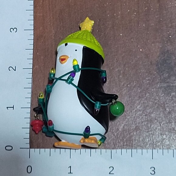 Hallmark Christmas Ornament Tip South Pole Pals 2007 Penguin In Lights - Picture 9 of 12